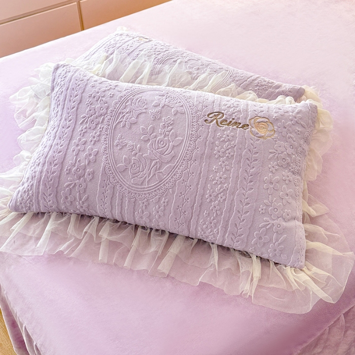 91家纺网 家纺一手货源 找家纺 （总）2025漫布云纺360g全消光牛奶绒工艺款蕾丝盘花立体雕花绒牛奶绒四件套刺绣绣花套件 安琪-梦幻紫