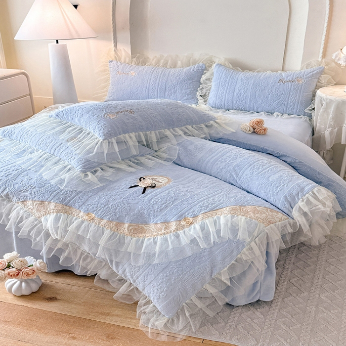 91家纺网 家纺一手货源 找家纺 （总）2025漫布云纺360g全消光牛奶绒工艺款蕾丝盘花立体雕花绒牛奶绒四件套刺绣绣花套件 安琪-天空蓝 