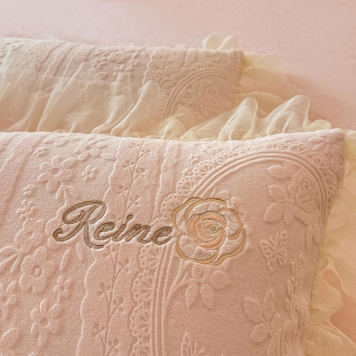 91家纺网 家纺一手货源 找家纺 （总）2025漫布云纺360g全消光牛奶绒工艺款蕾丝盘花立体雕花绒牛奶绒四件套刺绣绣花套件 安琪-珍珠粉