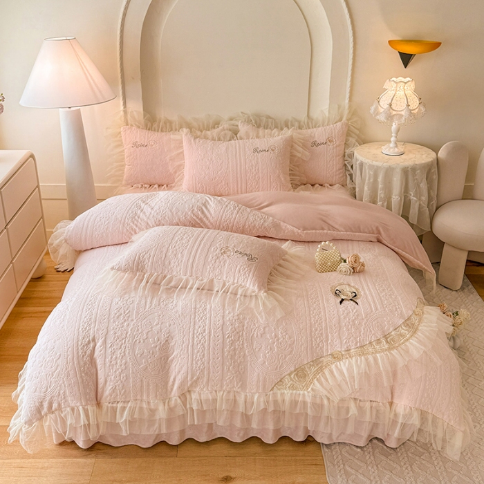 91家纺网 家纺一手货源 找家纺 （总）2025漫布云纺360g全消光牛奶绒工艺款蕾丝盘花立体雕花绒牛奶绒四件套刺绣绣花套件 安琪-珍珠粉