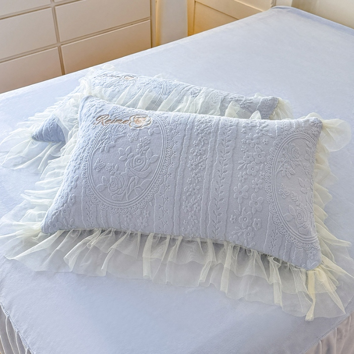 91家纺网 家纺一手货源 找家纺 （总）2025漫布云纺360g全消光牛奶绒工艺款蕾丝盘花立体雕花绒牛奶绒四件套刺绣绣花套件 安琪-天空蓝 