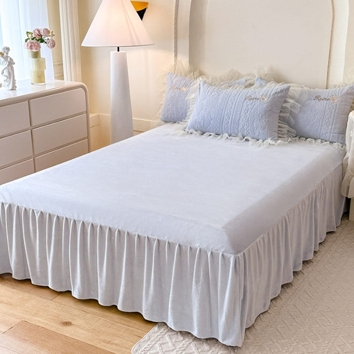 91家纺网 家纺一手货源 找家纺 （总）2025漫布云纺360g全消光牛奶绒工艺款蕾丝盘花立体雕花绒牛奶绒四件套刺绣绣花套件 安琪-天空蓝 