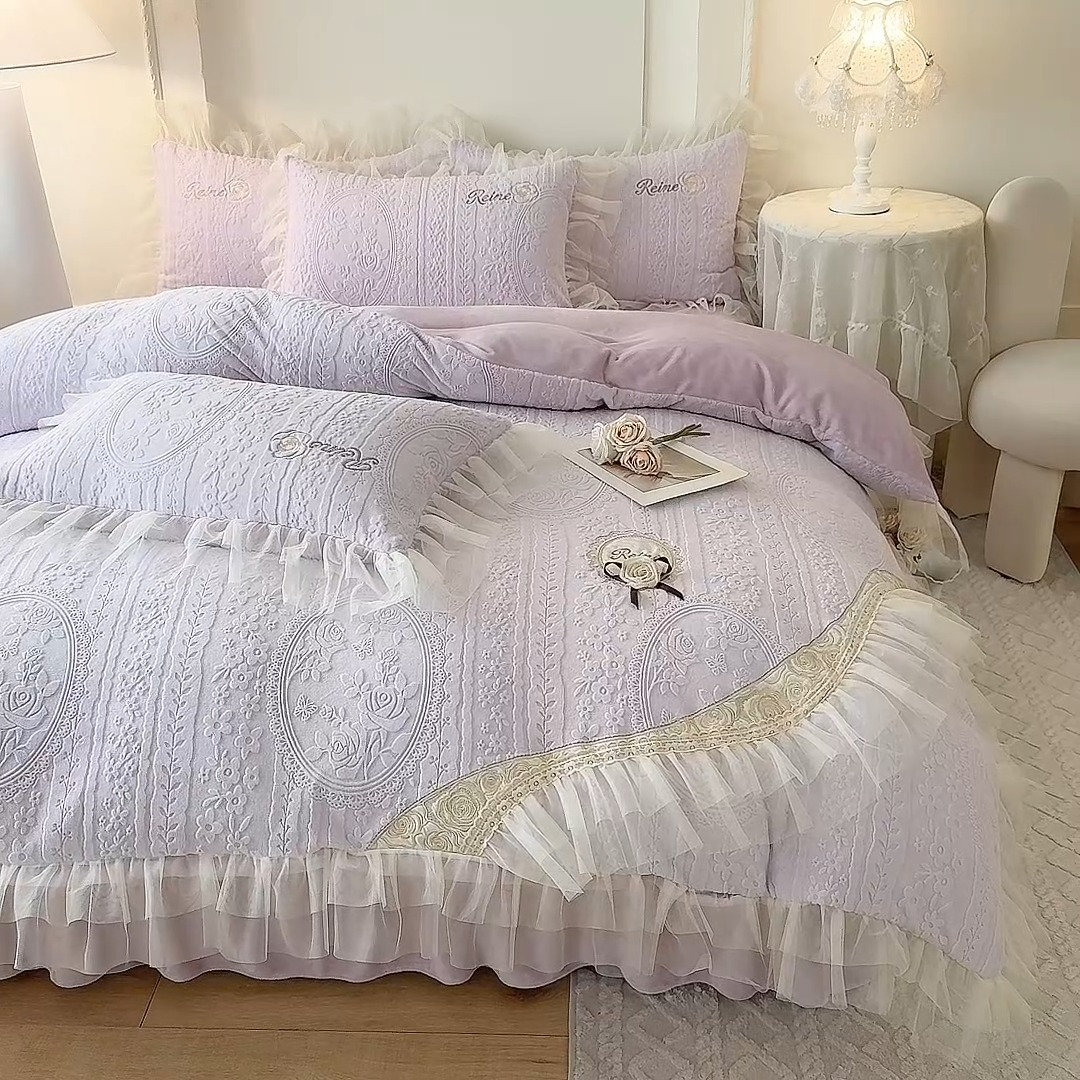 91家纺网 家纺一手货源 找家纺 （总）2025漫布云纺360g全消光牛奶绒工艺款蕾丝盘花立体雕花绒牛奶绒四件套刺绣绣花套件 安琪-梦幻紫