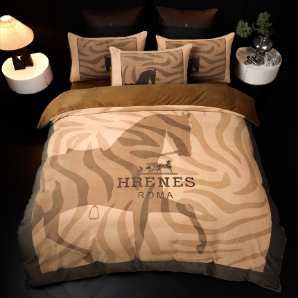 91家纺网 家纺一手货源 找家纺 （总）控价 专版花型 2025新款240克A类全消光数码印花牛奶绒四件套-奥弗恩直播首选