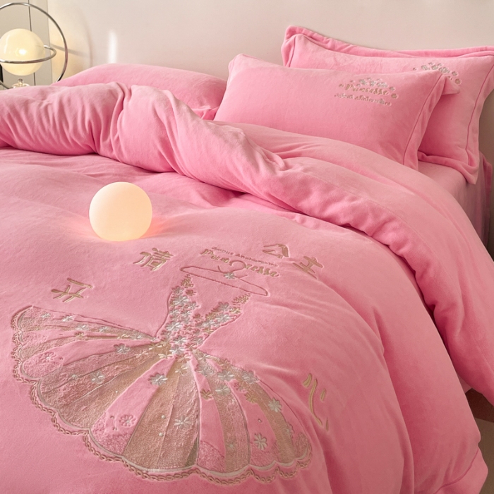 91家纺网 家纺一手货源 找家纺 （总）控价 2025年新款 240克全消光A类卡通少女心大刺绣牛奶绒四件套-公主请开心