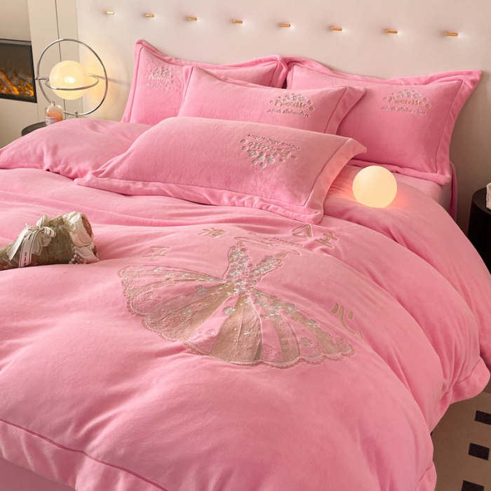 91家纺网 家纺一手货源 找家纺 （总）控价 2025年新款 240克全消光A类卡通少女心大刺绣牛奶绒四件套-公主请开心