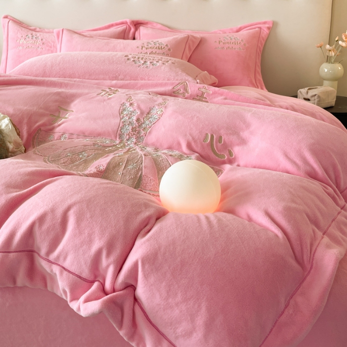 91家纺网 家纺一手货源 找家纺 （总）控价 2025年新款 240克全消光A类卡通少女心大刺绣牛奶绒四件套-公主请开心