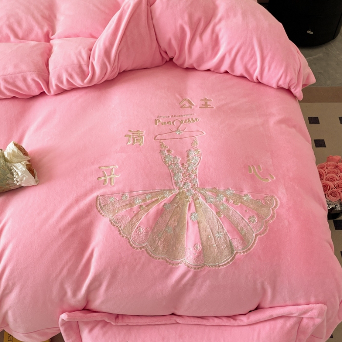 91家纺网 家纺一手货源 找家纺 （总）控价 2025年新款 240克全消光A类卡通少女心大刺绣牛奶绒四件套-公主请开心