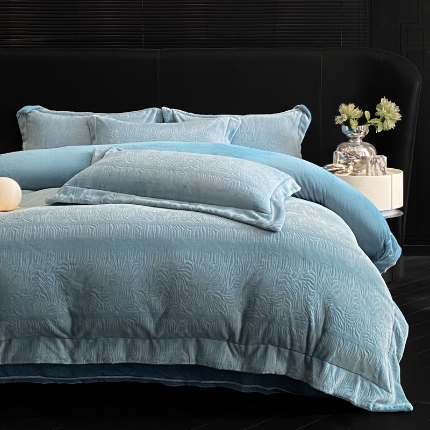 91家纺网 家纺一手货源 找家纺 （总）控价 专版花型   2025年新款240克全消光A类烂花牛奶绒四件套-雨纱暮歌直播首选