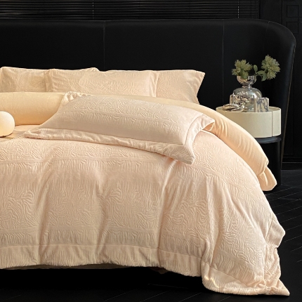 91家纺网 家纺一手货源 找家纺 （总）控价 专版花型   2025年新款240克全消光A类烂花牛奶绒四件套-雨纱暮歌直播首选