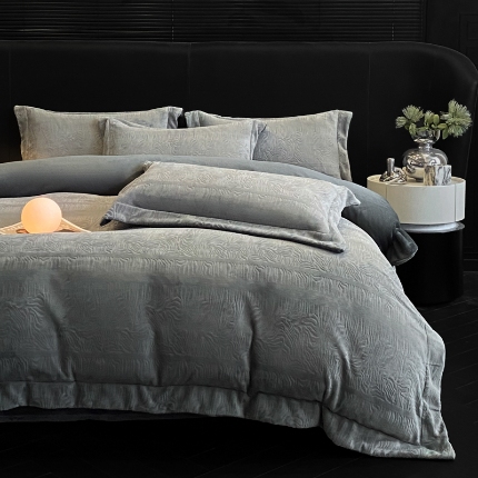 91家纺网 家纺一手货源 找家纺 （总）控价 专版花型   2025年新款240克全消光A类烂花牛奶绒四件套-雨纱暮歌直播首选