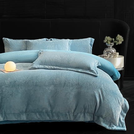 91家纺网 家纺一手货源 找家纺 （总）控价  专版花型  2025年新款240克9.2斤全消光A类烂花牛奶绒四件套-蝴蝶戏花