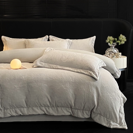 91家纺网 家纺一手货源 找家纺 （总）控价  专版花型  2025年新款240克9.2斤全消光A类烂花牛奶绒四件套-蝴蝶戏花