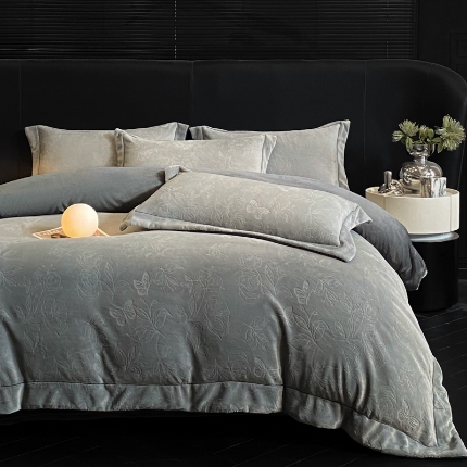 91家纺网 家纺一手货源 找家纺 （总）控价  专版花型  2025年新款240克9.2斤全消光A类烂花牛奶绒四件套-蝴蝶戏花