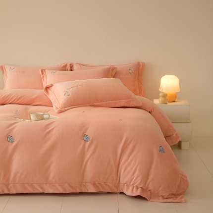 91家纺网 家纺一手货源 找家纺 （总）控价  2025年新款  9.2斤240克全消光A类满屏刺绣牛奶绒四件套-悦动