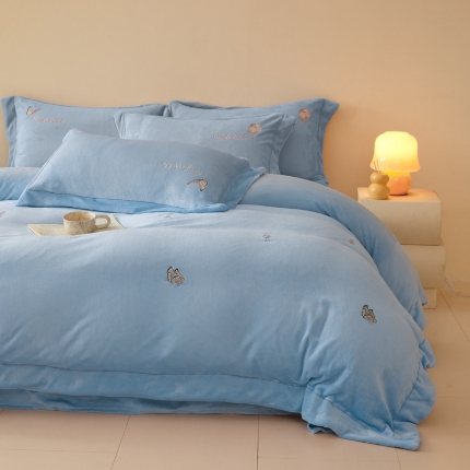 91家纺网 家纺一手货源 找家纺 （总）控价  2025年新款  9.2斤240克全消光A类满屏刺绣牛奶绒四件套-悦动