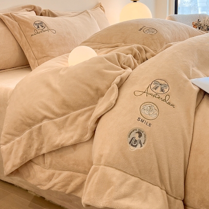 91家纺网 家纺一手货源 找家纺 （总）控价 专版花型   2025年新款9.2斤240克全消光A类大刺绣牛奶绒四件套-伊菲