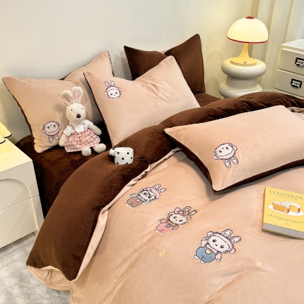 91家纺网 家纺一手货源 找家纺 （总）控价 专版花型 2025年新款 高克重240克全消光A类刺绣牛奶绒四件套床盖款-幸运兔