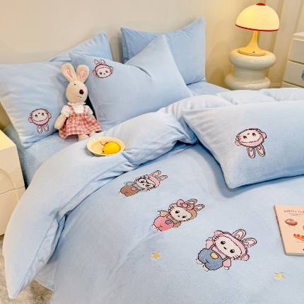 91家纺网 家纺一手货源 找家纺 （总）控价 专版花型 2025年新款 高克重240克全消光A类刺绣牛奶绒四件套床盖款-幸运兔