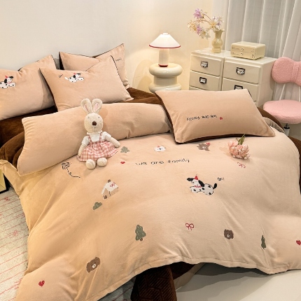 91家纺网 家纺一手货源 找家纺 （总）控价 专版花型  2025年新款 高克重240克全消光A类刺绣牛奶绒四件套床盖款-呆萌小狗