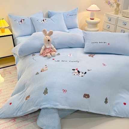 91家纺网 家纺一手货源 找家纺 （总）控价 专版花型  2025年新款 高克重240克全消光A类刺绣牛奶绒四件套床盖款-呆萌小狗