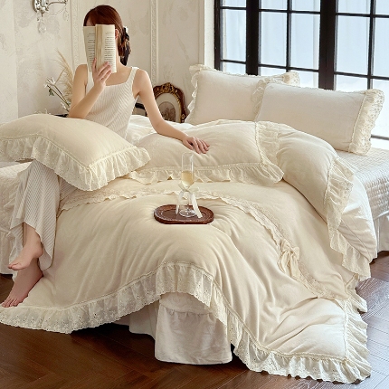 91家纺网 家纺一手货源 找家纺 乐朵家居 2025新款 安娜 牛奶绒 床单款夹棉床盖四件套 奶油白（床单控价268床盖控价298）
