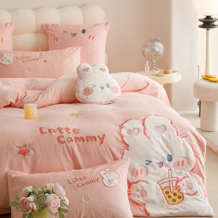 91家纺网 家纺一手货源 找家纺 （总）绒梦里 2024新款卡通贴布系列-加厚牛奶绒贴布绣四件套