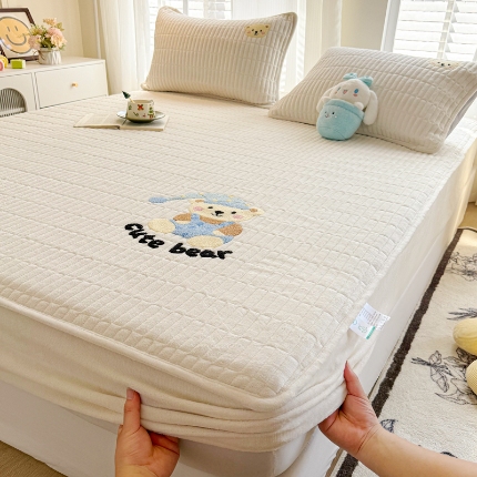 91家纺网 家纺一手货源 找家纺 （总）【专版】新款高克重牛奶绒夹棉床笠 加厚刺绣花床罩保护套席梦思防尘全包床罩 秋冬加棉床笠保暖防滑床垫子三件套