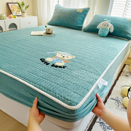 91家纺网 家纺一手货源 找家纺 （总）【专版】新款高克重牛奶绒夹棉床笠 加厚刺绣花床罩保护套席梦思防尘全包床罩 秋冬加棉床笠保暖防滑床垫子三件套