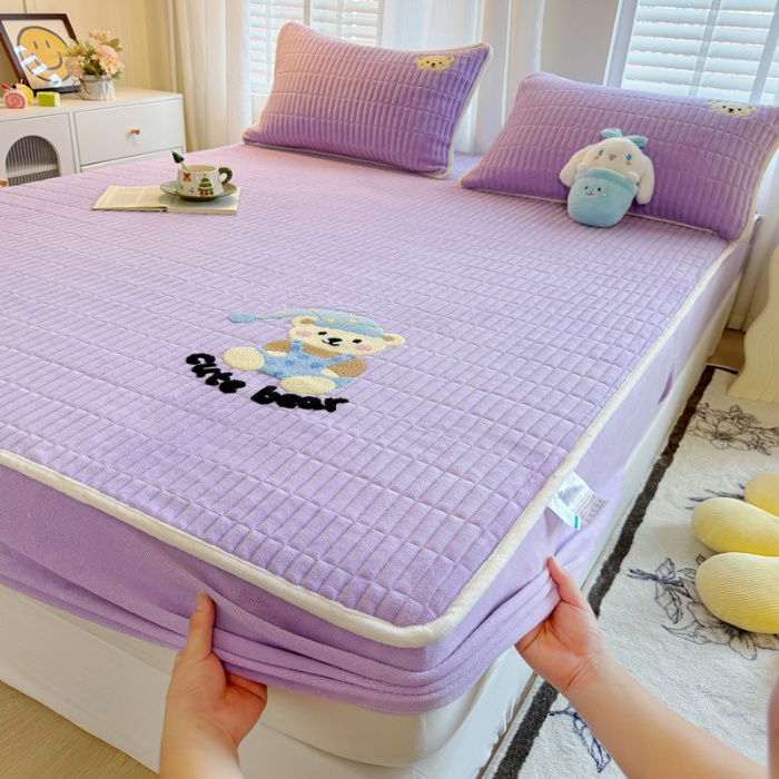 91家纺网 家纺一手货源 找家纺 （总）【专版】新款高克重牛奶绒夹棉床笠 加厚刺绣花床罩保护套席梦思防尘全包床罩 秋冬加棉床笠保暖防滑床垫子三件套