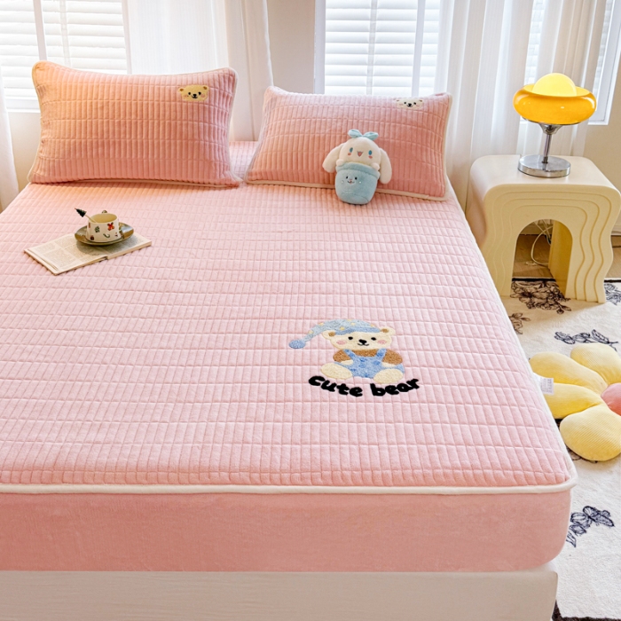 91家纺网 家纺一手货源 找家纺 （总）【专版】新款高克重牛奶绒夹棉床笠 加厚刺绣花床罩保护套席梦思防尘全包床罩 秋冬加棉床笠保暖防滑床垫子三件套