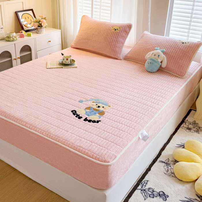 91家纺网 家纺一手货源 找家纺 （总）【专版】新款高克重牛奶绒夹棉床笠 加厚刺绣花床罩保护套席梦思防尘全包床罩 秋冬加棉床笠保暖防滑床垫子三件套