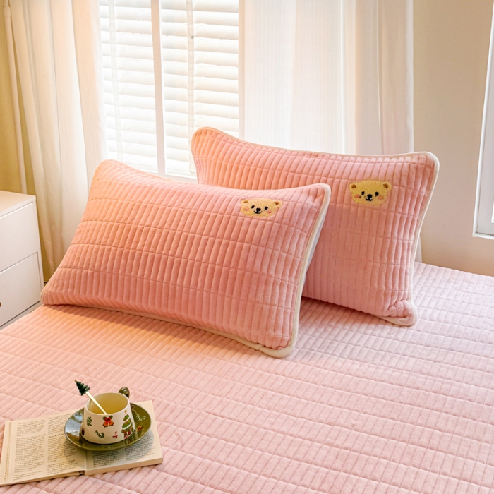 91家纺网 家纺一手货源 找家纺 （总）【专版】新款高克重牛奶绒夹棉床笠 加厚刺绣花床罩保护套席梦思防尘全包床罩 秋冬加棉床笠保暖防滑床垫子三件套