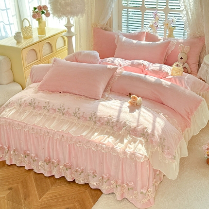 91家纺网 家纺一手货源 找家纺 苏米娜2025秋冬新款230g双层绣花花边全消光牛奶绒床裙款四件套纯色蕾丝花边刺绣床裙款三件套 依恋-婴儿蓝