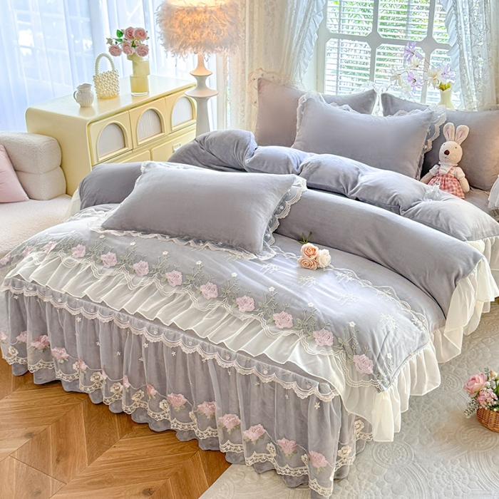 91家纺网 家纺一手货源 找家纺 （总）苏米娜2025秋冬新款230g双层绣花花边全消光牛奶绒床裙款四件套纯色蕾丝花边刺绣床裙款三件套