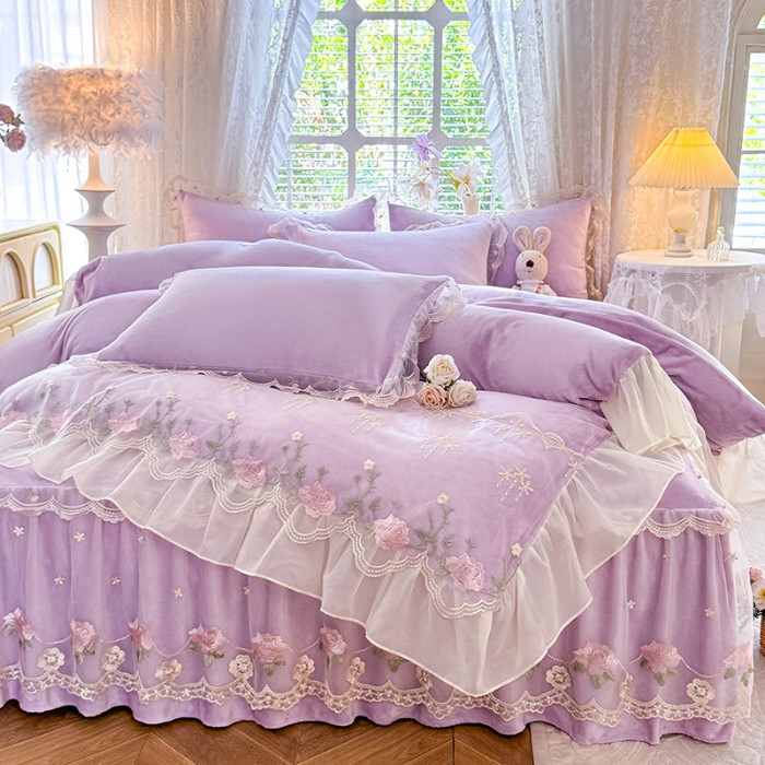 91家纺网 家纺一手货源 找家纺 苏米娜2025秋冬新款230g双层绣花花边全消光牛奶绒床裙款四件套纯色蕾丝花边刺绣床裙款三件套 依恋-香芋紫