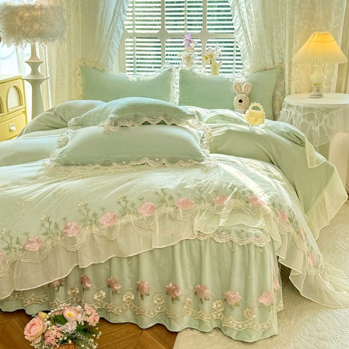 91家纺网 家纺一手货源 找家纺 苏米娜2025秋冬新款230g双层绣花花边全消光牛奶绒床裙款四件套纯色蕾丝花边刺绣床裙款三件套  依恋-新芽绿 