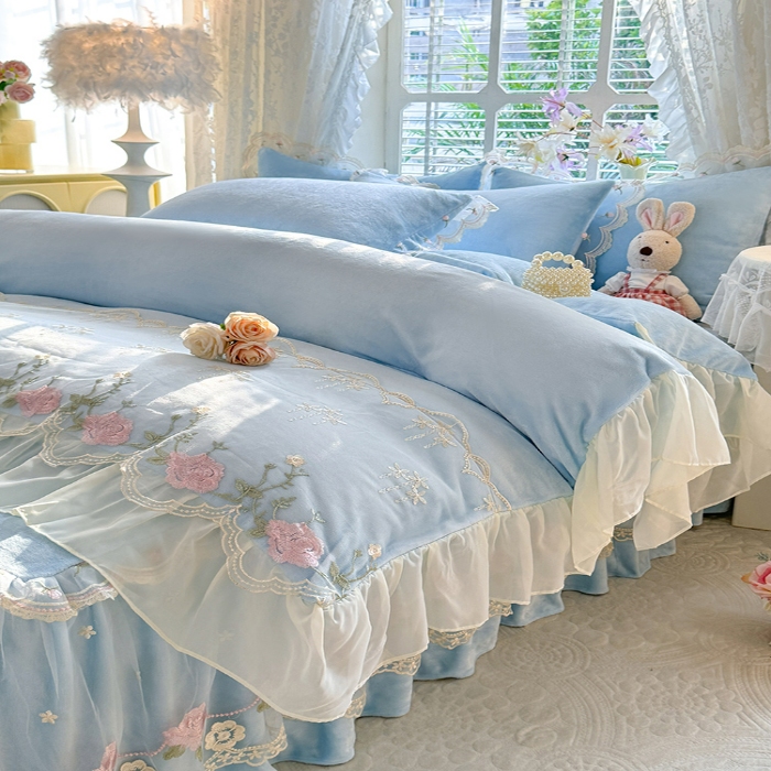 91家纺网 家纺一手货源 找家纺 苏米娜2025秋冬新款230g双层绣花花边全消光牛奶绒床裙款四件套纯色蕾丝花边刺绣床裙款三件套 依恋-婴儿蓝
