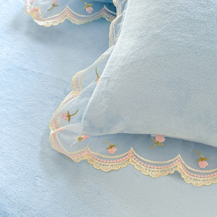 91家纺网 家纺一手货源 找家纺 苏米娜2025秋冬新款230g双层绣花花边全消光牛奶绒床裙款四件套纯色蕾丝花边刺绣床裙款三件套 依恋-婴儿蓝