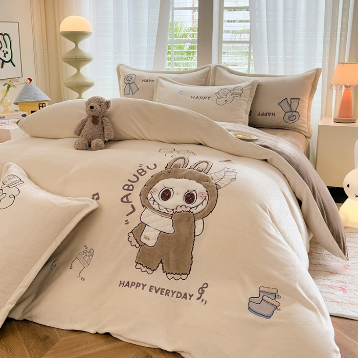 91家纺网 家纺一手货源 找家纺 苏米娜家纺2025新款230g全消光大版卡通牛奶绒兔毛贴布绣花四件套可爱卡通男孩女孩法莱绒被套三件套 布林-浅咖 