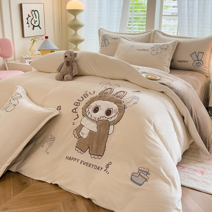 91家纺网 家纺一手货源 找家纺 苏米娜家纺2025新款230g全消光大版卡通牛奶绒兔毛贴布绣花四件套可爱卡通男孩女孩法莱绒被套三件套 布林-浅咖 