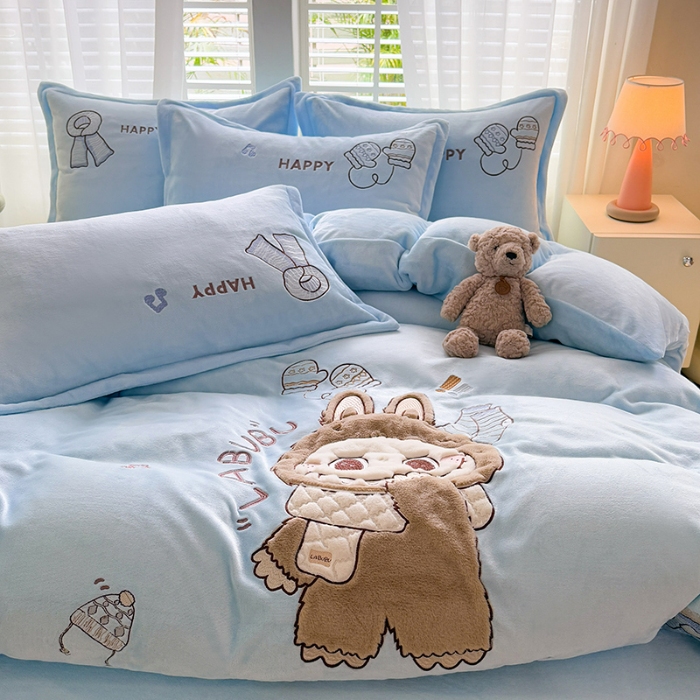 91家纺网 家纺一手货源 找家纺 苏米娜家纺2025新款230g全消光大版卡通牛奶绒兔毛贴布绣花四件套可爱卡通男孩女孩法莱绒被套三件套 布林-婴儿蓝 