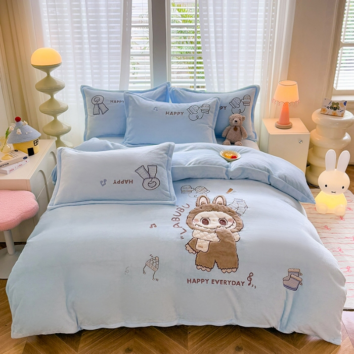 91家纺网 家纺一手货源 找家纺 苏米娜家纺2025新款230g全消光大版卡通牛奶绒兔毛贴布绣花四件套可爱卡通男孩女孩法莱绒被套三件套 布林-婴儿蓝 