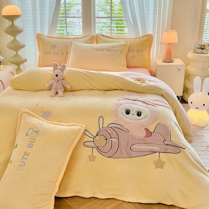 91家纺网 家纺一手货源 找家纺 苏米娜家纺2025新款230g全消光大版卡通牛奶绒兔毛贴布绣花四件套可爱卡通男孩女孩法莱绒被套三件套 童梦园-嫩黄