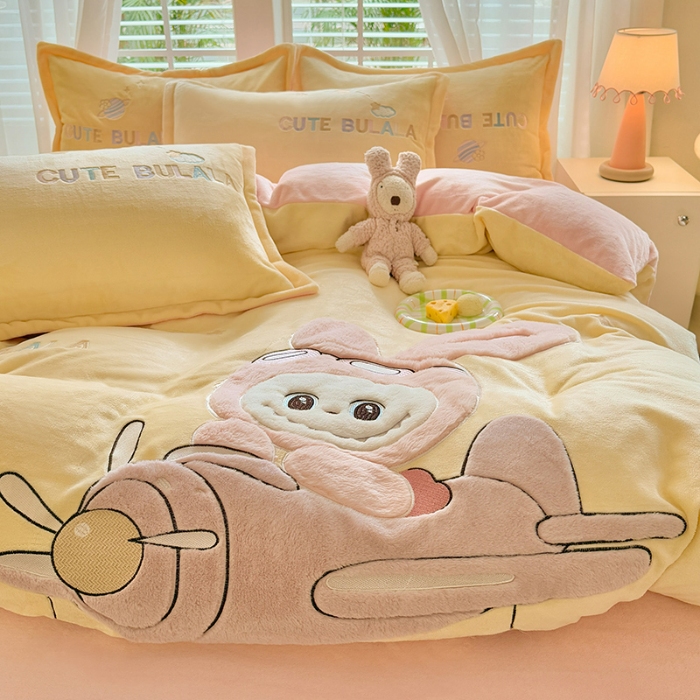 91家纺网 家纺一手货源 找家纺 苏米娜家纺2025新款230g全消光大版卡通牛奶绒兔毛贴布绣花四件套可爱卡通男孩女孩法莱绒被套三件套 童梦园-嫩黄