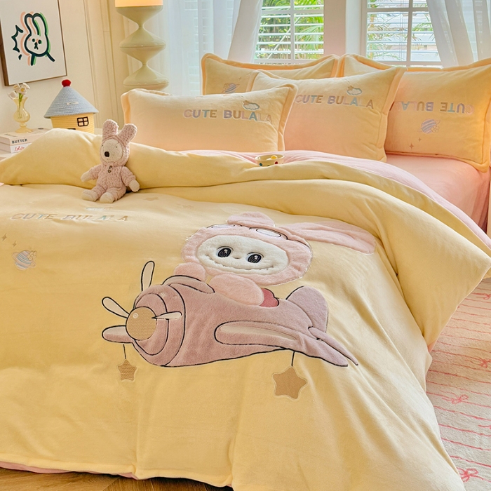 91家纺网 家纺一手货源 找家纺 苏米娜家纺2025新款230g全消光大版卡通牛奶绒兔毛贴布绣花四件套可爱卡通男孩女孩法莱绒被套三件套 童梦园-嫩黄