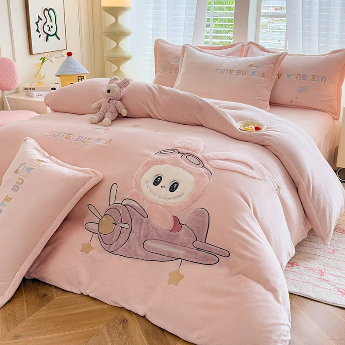 91家纺网 家纺一手货源 找家纺 苏米娜家纺2025新款230g全消光大版卡通牛奶绒兔毛贴布绣花四件套可爱卡通男孩女孩法莱绒被套三件套 童梦园-珍珠粉