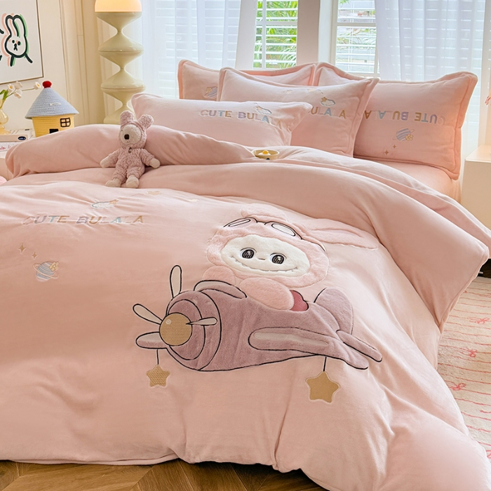 91家纺网 家纺一手货源 找家纺 苏米娜家纺2025新款230g全消光大版卡通牛奶绒兔毛贴布绣花四件套可爱卡通男孩女孩法莱绒被套三件套 童梦园-珍珠粉