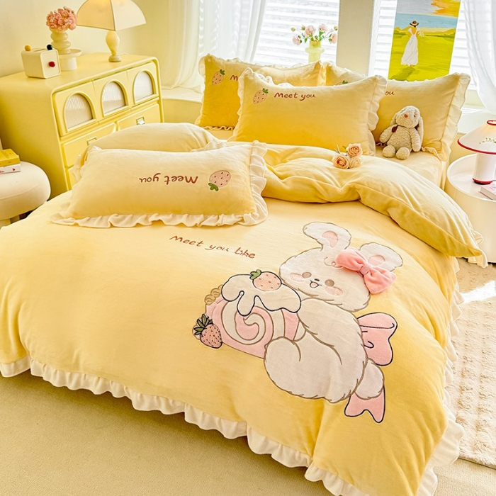 91家纺网 家纺一手货源 找家纺 苏米娜家纺2025新款230g全消光大版卡通牛奶绒兔毛贴布绣花四件套可爱卡通男孩女孩法莱绒被套三件套  可爱兔-暖黄 