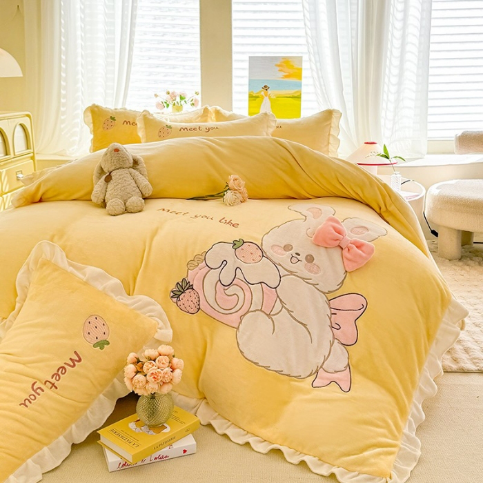 91家纺网 家纺一手货源 找家纺 苏米娜家纺2025新款230g全消光大版卡通牛奶绒兔毛贴布绣花四件套可爱卡通男孩女孩法莱绒被套三件套  可爱兔-暖黄 